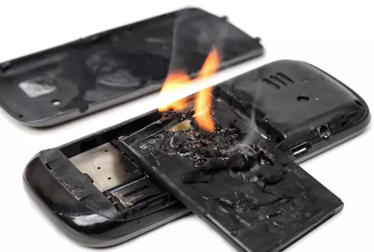 Explota celular en el bolsillo de una brasileña y repercutió en la marca fabricante del dispositivo