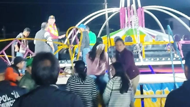 Niña cae desde una altura de 5 metros en juego mecánico oxidado