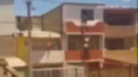 El video muestra un altercado ocurrido al interior de una vivienda de varios pisos