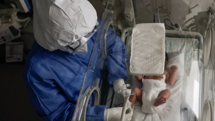 enfermera cuida bebe covid-19