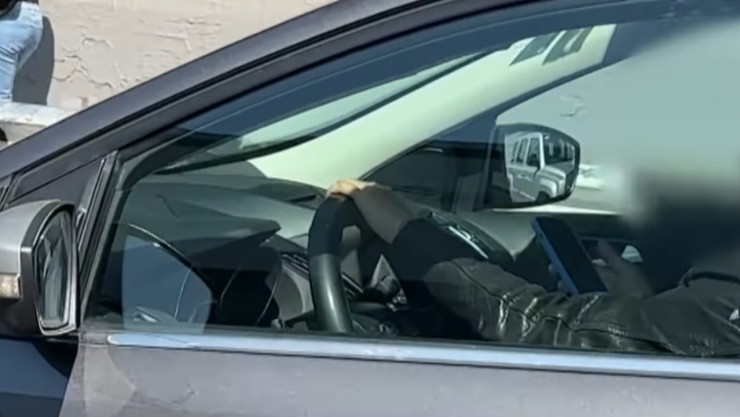 Persona manejando cuando conduce