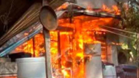 En una zona boscosa Voraz incendio consume por completo vivienda en Michoacán Esto sabemos.jpg