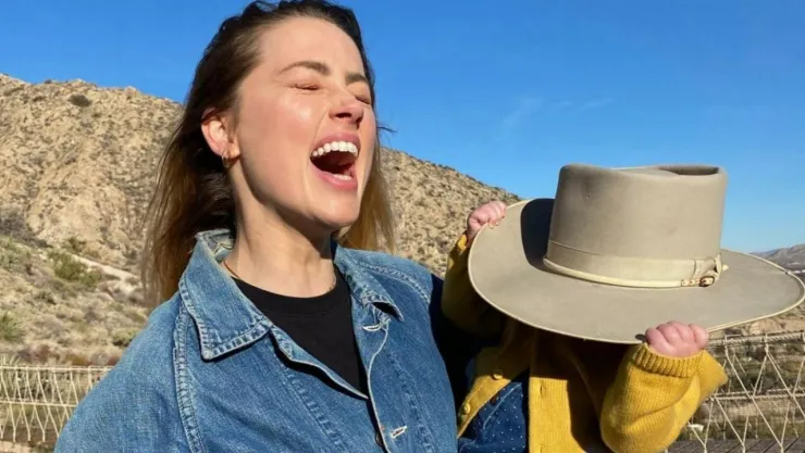 Amber Heard celebra la llegada de su segundo hijo, disfrutando de una vida tranquila en España.