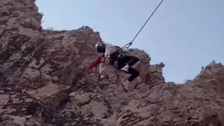 (VIDEO FUERTE) ¡Mujer sufre ATAQUE AL CORAZÓN en pleno descenso haciendo rapel!.jpg