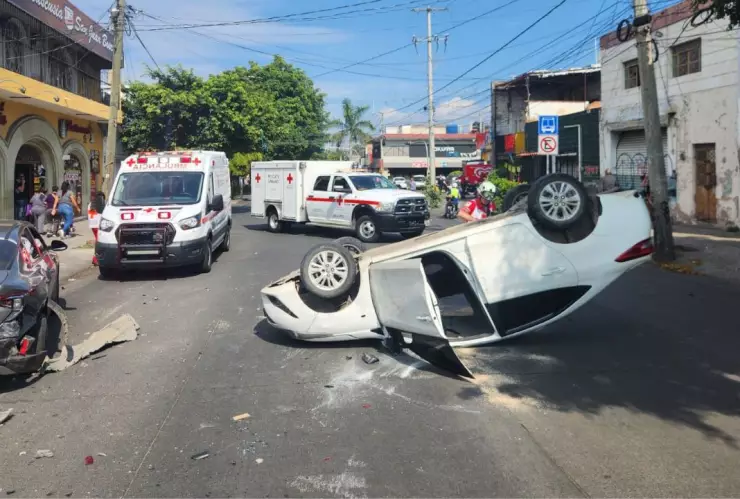 IMAGEN DE ÚLTIMA HORA | Dos vehículos al borde de la destrucción tras fuerte choque en la calle Basilio Vadillo en Guadalajara