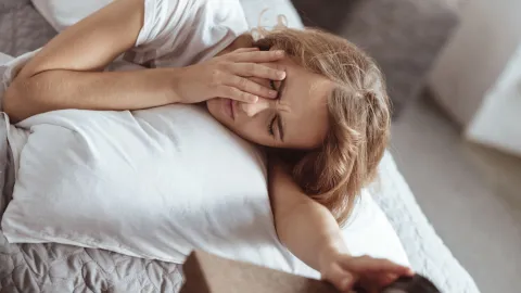 Mujer despertando cansada