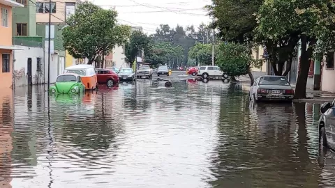 Fuga de agua deja inundaciones en colonia 20 de Noviembre en Venustiano Carranza, CDMX