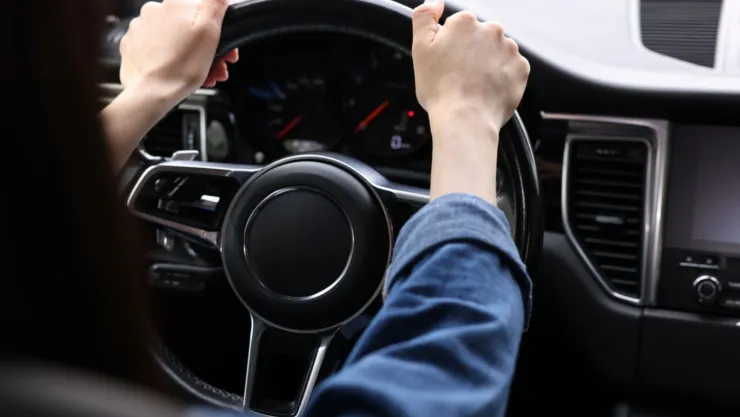 Una mujer al volante.