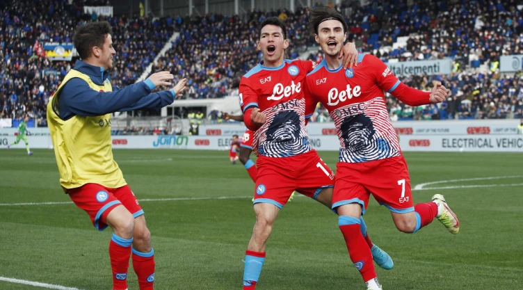 Chucky Lozano con el Napoli