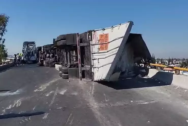 Edomex: Tráiler repleto de papel vuelca en puente Atenco y queda al borde de caer