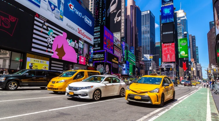 Autos circulan por las calles de Nueva York