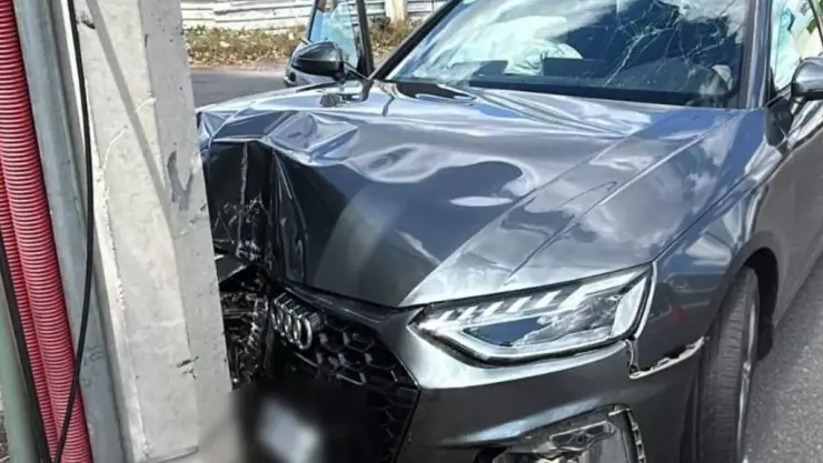 Reportan FUERTE accidente en Montebello, auto se impacta contra un poste