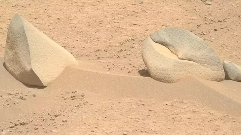 NASA-rover-Perseverance-detecta-una-aleta-tiburón-y-una-garra-cangrejo-en-Marte