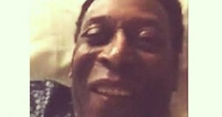 En la imagen, tomada de una captura de pantalla, se ve a un Pelé sonriente, en pijama y recostado en su cama del hospital