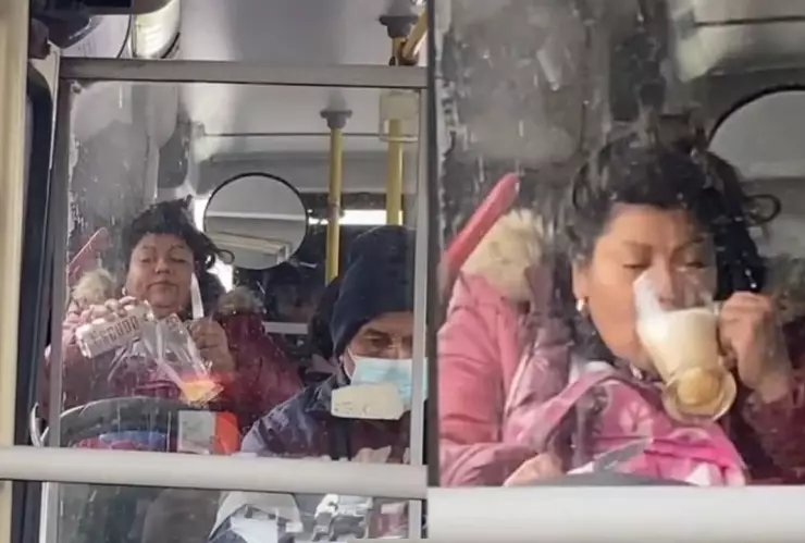 Mujer se prepara michelada en el microbús.jpg