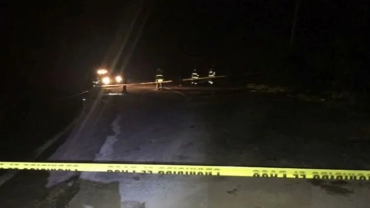 Balean y matan a dos hombres en carretera de Xochitlán