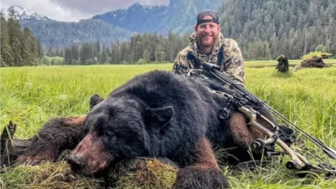 Carson Wentz caza a un oso negro
