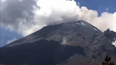 Se registra derrumbe en una de las laderas del volcán Popocatépetl hoy 18 de mayo de 2024