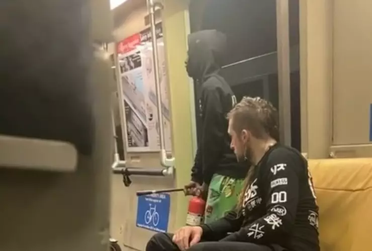 Joven ataca Metro con extintor