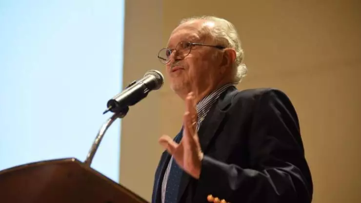 Mario Molina dando una conferencia.