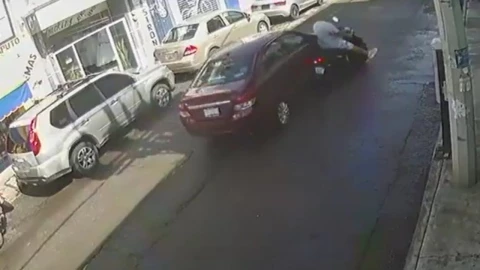 VIDEO_ Atropellan a ‘El Cuacuano’ tras pleito vial en Puebla. En la imagen se observa cómo el automovilista embiste al motociclista tras incidente vial.