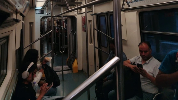 Interior de vagón del Metro CDMX en la Línea 2.