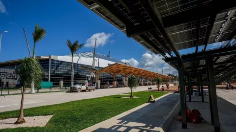 aeropuerto de tulum con paneles solares