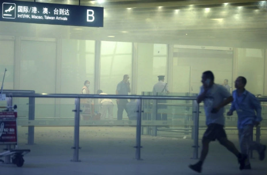 Medios oficiales reportaron que un hombre detonó una bomba en la Terminal 3, pero sólo él resultó herido.