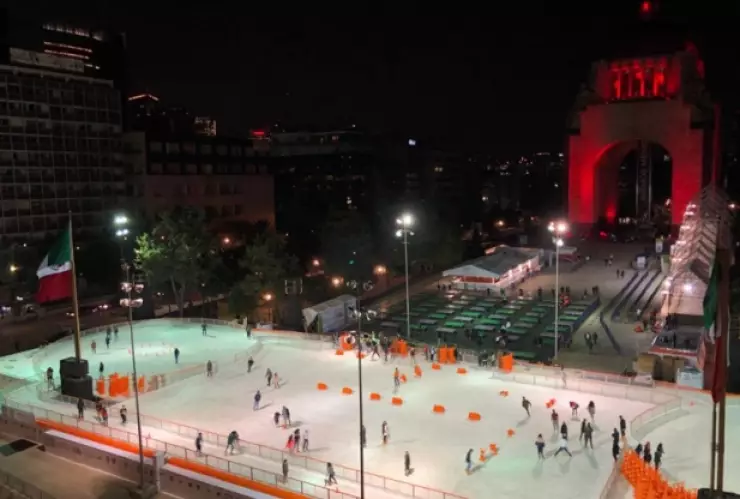 Inauguran pista de hielo en el Monumento a la Revolución