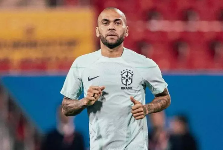 Dani Alves organiza fiesta en su residencia tras salir de la cárcel en España