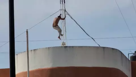 Hombre estuvo 24 horas en torre de comunicaciones en Chetumal; video.jpg