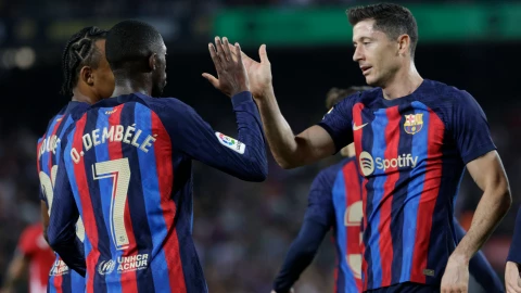 Robert Lewandowski celebra un gol con Demb&eacute;l&eacute;