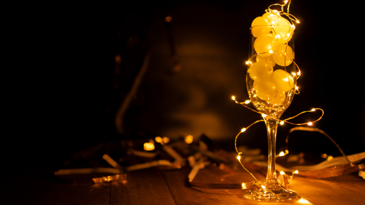 Qué se pide en las 12 uvas de Año Nuevo los mejores deseos y propósitos para iniciar el 2025.png