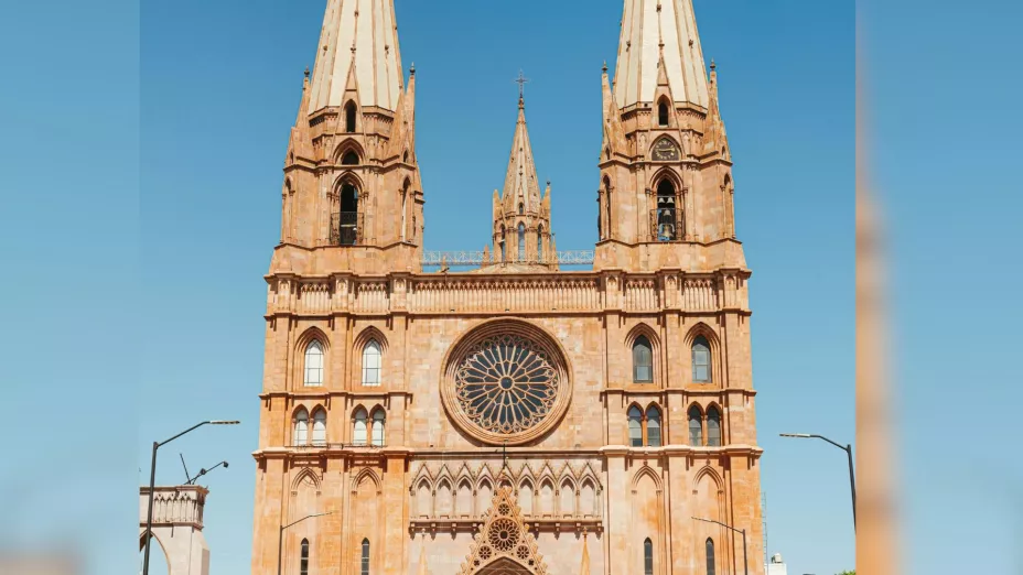 ¿Cuánto tiempo de traslado se hace de Guadalajara a Arandas?