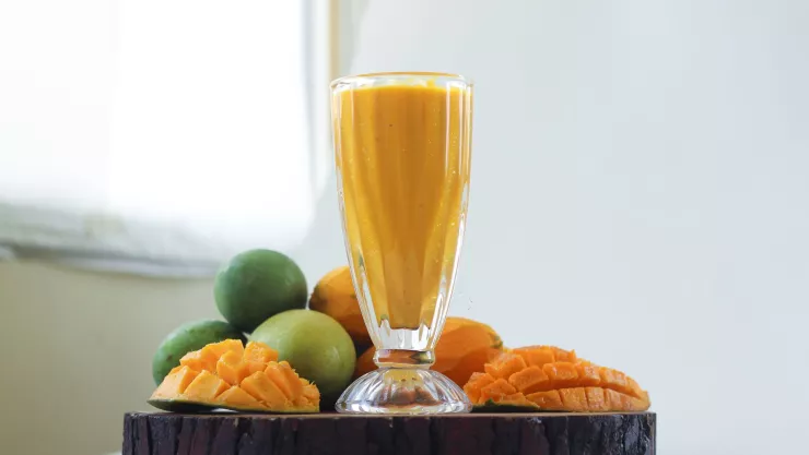 Rejuvenece y estimula la producción de colágeno con este refrescante licuado de frutas