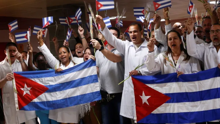 Médicos cubanos que regresan de Bolivia participan en una ceremonia de bienvenida en el Aeropuerto Internacional José Martí en La Habana, Cuba. Imagen: Reuters