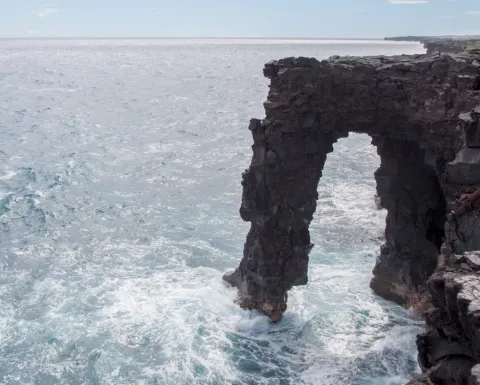 Cae el arco marino de Hōlei, en Hawái