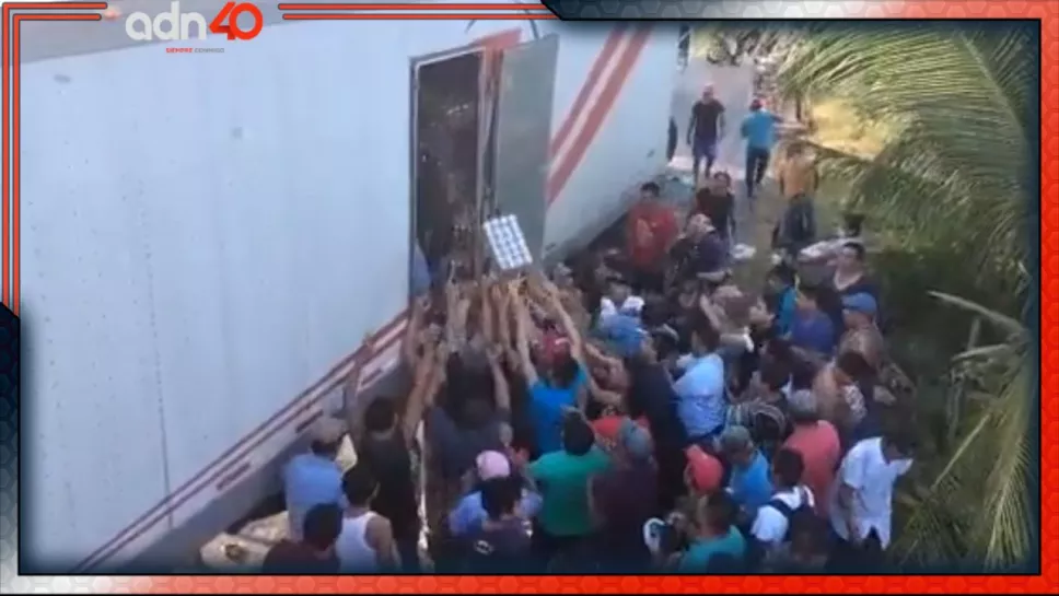 Rapiña a tráiler volcado en Tabasco