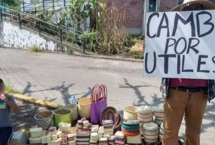 Artesano intercambia sus creaciones por útiles escolares