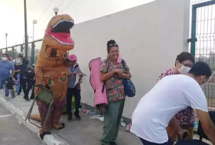 Un joven vestido de dinosaurio acompañó a su madre a recibir la vacuna contra la COVID-19 en Tamaulipas.