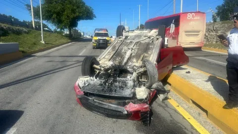 Trafico sabatino tras volcadura de auto en distribuidor vial Kabah- Colosio.jpg