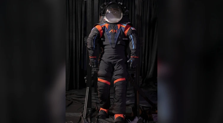 NASA presenta traje con el que viajarán los astronautas a la Luna