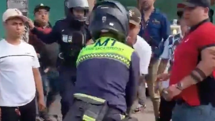 ¡Golpiza a policía de tránsito! Quería multar a un conductor que reparaba una calle dañada (VIDEO)