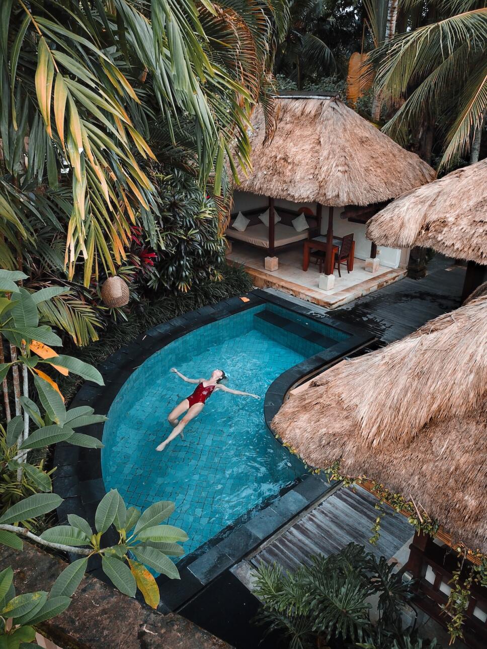 mujer nadando en una piscina vacaciones