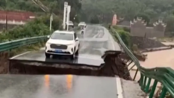 auto colapsa puente