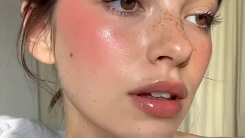 El blush coral aporta luminosidad y estilo