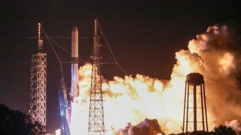 Imagen de un cohete espacial despegando, representando la competencia entre Estados Unidos y China por la conquista del espacio.