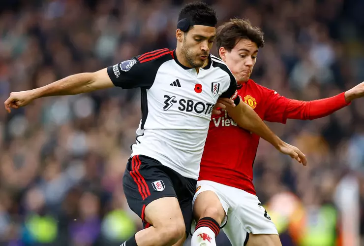 Raúl Jiménez ante el Manchester United