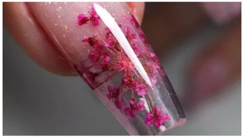 diseño de uñas encapsuladas con flores largas
