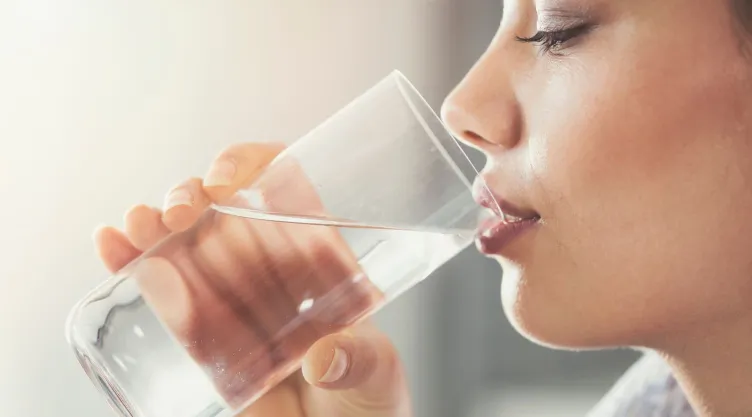 ¿Cómo limpiar las malas energías de tu casa con un vaso de agua?